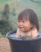 幽默段子笑话：大妹子，你心真大，宝贝就那么放雨伞上