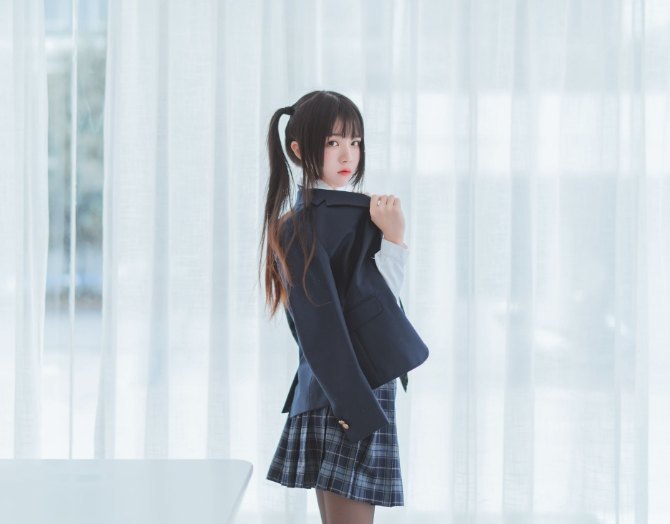 桜桃喵《冬季制服丝秀》:校园与成熟完美结合的美丽瞬间 第3张 桜桃喵《冬季制服丝秀》:校园与成熟完美结合的美丽瞬间 第3张